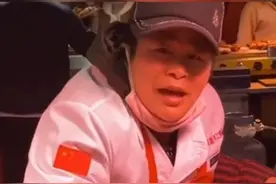 儿子瞒着一年未见的父母，假装路人买鸡排，网友：看着看着就哭了图片