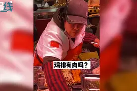 时隔一年回家，儿子假装路人去妈妈摊位买鸡排，妈妈的反应太真实图片