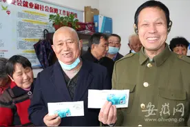 合肥市包河区黄巷村：226名被征地农民喜领养老金图片