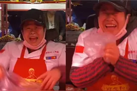 男子假装路人去妈妈摊位买鸡排，笑着笑着就哭了视频封面
