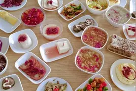 云南大学食堂玫瑰宴暂不对外销售，曾有30多种菜品视频封面