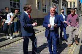 英国工党领袖视察酒吧，老板不满疫情封锁措施现场轰人视频封面