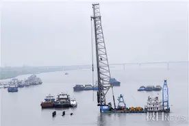 武汉二七路过江通道施工在江中铺开图片