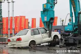 震撼！拆解现场带你了解报废车如何变废为宝图片