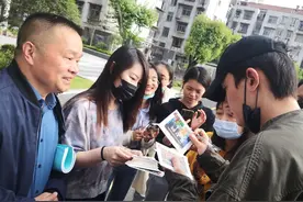 朱一龙回武汉母校探望 跟保安介绍自己时态度超谦和图片