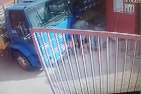 巴西一辆装满煤气罐的卡车突然启动 司机跳上驾驶室成功停下图片