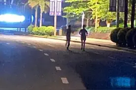 王嘉尔夜跑被偶遇 网友：自律的男人最帅图片