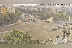 路遇救护车紧急鸣笛 多车礼让生命通道图片