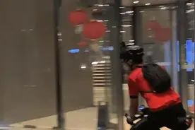 运动少年好体力！吴磊深夜骑车下班 被赞接地气图片