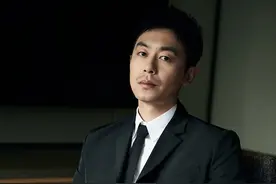 朱亚文身着黑西装，尽显型男利落帅气图片