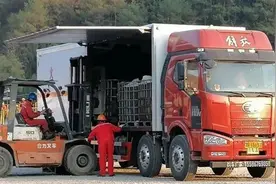 不让一滴油基岩屑泄漏在田野图片