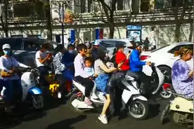 人车混行、人挤人……蓝花楹迎来盛花期，昆明教场中路却堵起来了图片