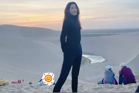 曾黎出游晒沙漠美照 素色黑衣难掩好身材图片