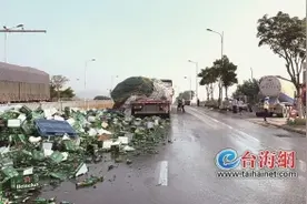 漳州龙海：几百件啤酒掉路上足足清理了8小时图片