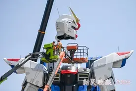 “上头”了！自由高达立像落户上海金桥，总高18.03米！头部就高3.1米图片