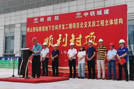 佛山西站枢纽地下空间开发项目有新进展，北交叉段工程主体结构顺利封顶图片