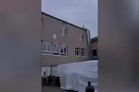 法国一特技演员表演惊人特技 点燃自己从三楼跳下图片