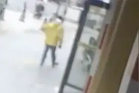 多看了一眼！外卖员送餐偶遇流浪汉 对方竟是走失10年的亲哥哥图片