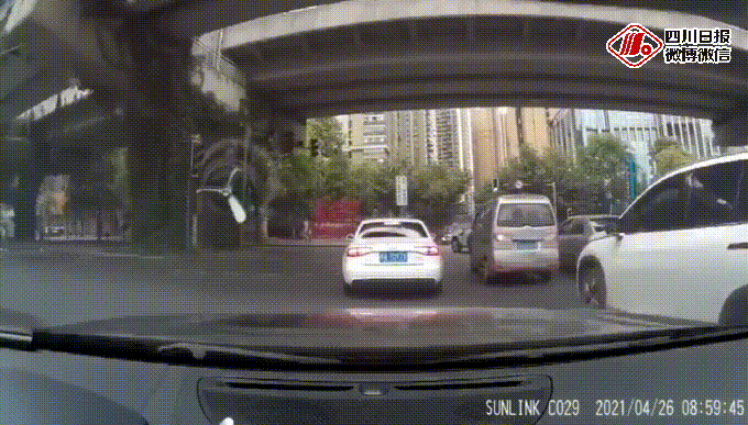 狂追逼停！成都一车辆挂倒辅警后逃逸，热心市民追车刷屏图片