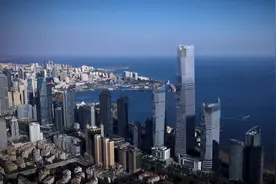 “山东第一高”青岛海天中心初现芳容 外型似海浪凌空图片