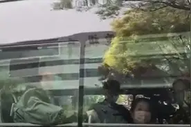 果然视频｜郑恺济南坐公交录跑男被围观，跟乘客唠嗑：济南好大