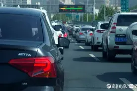 小追尾导致大堵车，济南二环东路高架堵了半条路图片