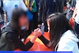 公司团建掰手腕，女孩上臂当场被扭断，自称经常锻炼有马甲线图片