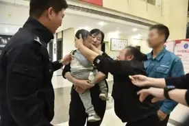 丧尽天良！男子15万8卖了亲儿子，十年前一幕让人心碎图片