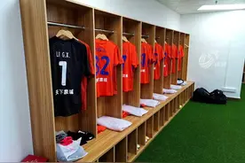 温馨！泰山队绝杀广州，赛后主动打扫更衣室致谢工作人员图片