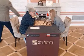 国际跳棋比赛途中出现震惊一幕，俄罗斯选手懵了图片