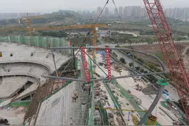 重庆龙兴足球场主体结构封顶，钢结构成功首吊图片