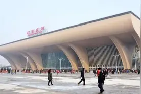 “五一”假期，石家庄火车站加开旅客列车70列，车次信息→图片