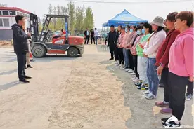 免费学技术 政府来买单——济宁曲阜市尼山镇把叉车驾驶技术送到农民家门口图片