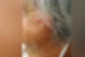 合肥一保姆和八旬拾荒老人起争执，目击者：老人脸被钥匙戳伤视频封面