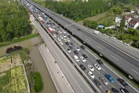 上海迎“五一”出城高峰，G40崇明方向已拥堵超过20小时，可能要堵到傍晚图片