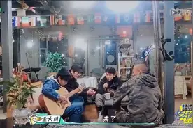 王俊凯抱起吉他伴奏模样超乖，网友把持不住直喊：好苏图片