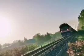 为拍文艺范女子铁轨上奔跑被罚200 民警：五一出行切不可进入铁路等危险区域图片