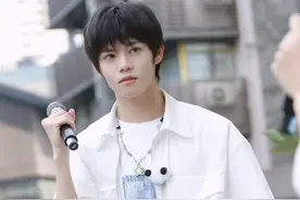 人气新星屈柏宇刘聪成都街头放歌，还为封面送来特别祝福图片