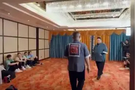 《极挑》孙越撞见岳云鹏，老搭档之间这就说起相声来了图片