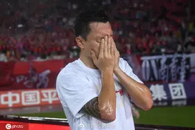 郜林赛后绕场一周感谢广州球迷：感恩十年，感谢厚爱图片