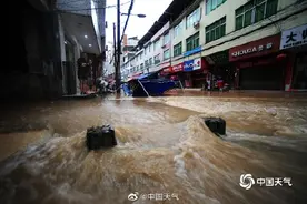重庆酉阳遭遇暴雨 街道水流成河房屋被淹图片
