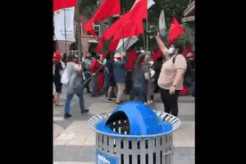 在美国，有人高举"镰刀锤子"旗图片