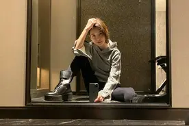 于文文晒睡前自拍照 身着居家便服长腿吸睛图片