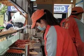 即墨五一劳动者丨即墨古城卖鸡排的90后女孩，每天工作13个小时图片