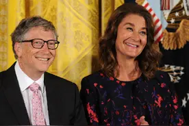 比尔·盖茨离婚“冲击波”！微软股价底开低走，跌幅一度扩大至0.85%图片