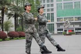 飒！双胞胎仪仗女兵，上军校了图片