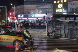 ​贵州遵义一救护车转运病人途中侧翻，车内4人受伤图片