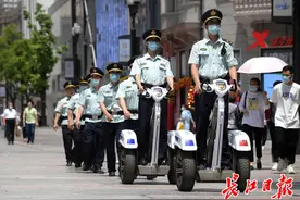 “五一”江汉路步行街单日客流量突破45万，他们这样做让外地游客好评图片