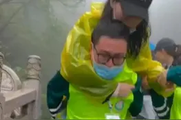 999级台阶，张家界90后医生背受伤女游客下山图片