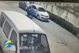 100秒｜头套“塑料袋”怒砸10余辆车 外卖小哥深夜的这番操作原因让人想不到图片